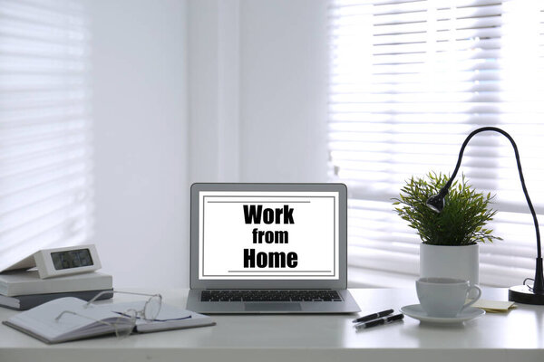 Современный ноутбук на столе в комнате. Работа на дому
