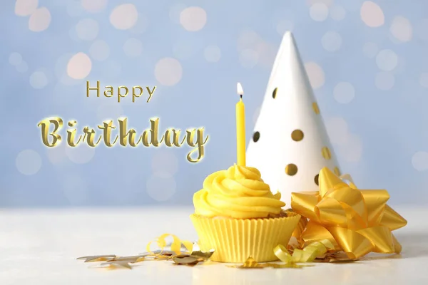 Delicioso Cupcake Com Vela Acesa Texto Feliz Aniversário Fundo Borrado — Fotografia de Stock