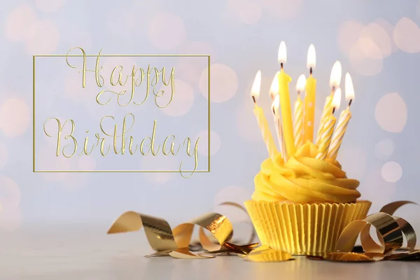 Heerlijke Cupcake Met Brandende Kaarsen Tekst Gelukkige Verjaardag Wazige Achtergrond — Stockfoto