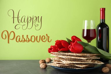 Yeşil arka planda Hamursuz Bayramı matzoları olan kompozisyon. Pesach kutlaması