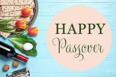 Açık mavi ahşap masa üzerinde sembolik Pesach (Hamursuz Bayramı Seder) öğeleri ile düz kompozisyon yatıyordu