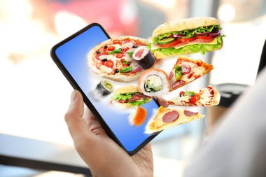 İnternetten yemek sipariş etmek için akıllı telefon kullanan bir adam, yakın plan. Karantina sırasında teslimat servisi