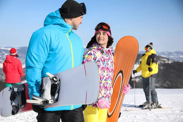 Coppia Con Snowboard Presso Stazione Sciistica Vacanze Invernali — Foto Stock