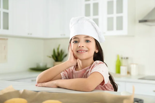 Schattig Klein Meisje Dragen Chef Hoed Keuken — Stockfoto