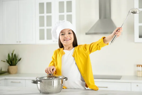 Carino Bambina Indossando Cappello Chef Con Mestolo Cucina — Foto Stock