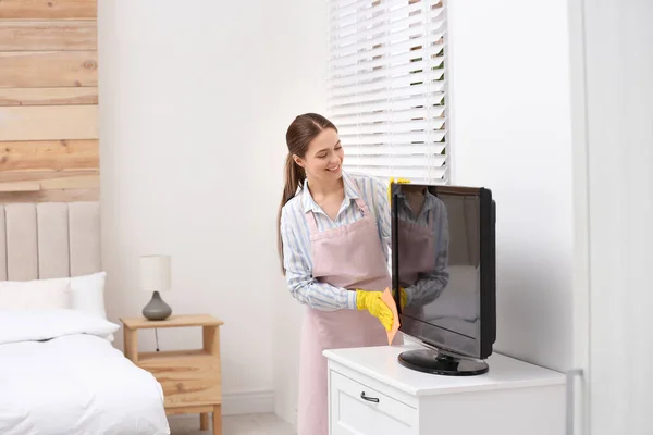 Camarera Joven Limpiando Polvo Televisión Con Trapo Habitación Hotel —  Fotos de Stock