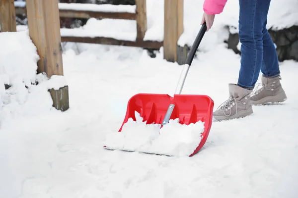 Donna Pulizia Neve Con Pala All Aperto Giorno Inverno Primo — Foto Stock