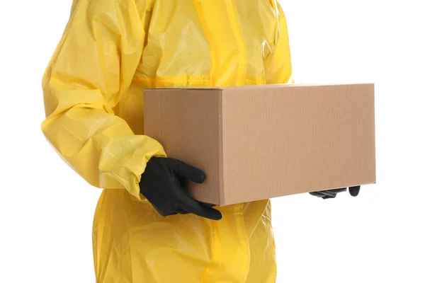 白い背景に段ボール箱付きの化学保護スーツを着た男が閉じます ウイルスの拡散防止 — ストック写真