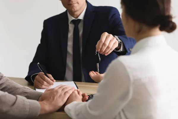 Vendeur Donnant Clé Aux Clients Bureau Gros Plan Acheter Une — Photo