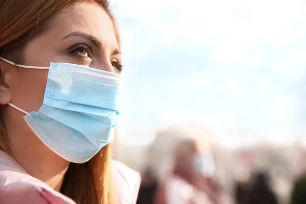 Женщина Медицинской Маске Городской Улице Защита Вирусов — стоковое фото