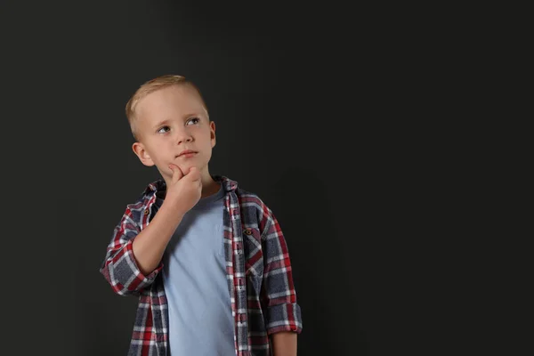 Pensive Liten Pojke Svart Bakgrund Utrymme För Text Funderar Svaret — Stockfoto