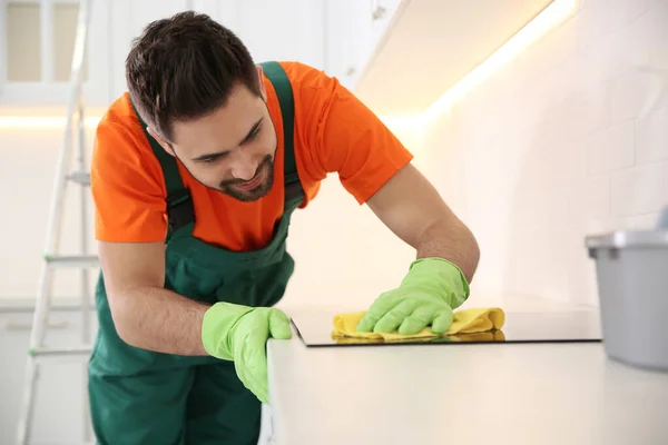 Profissional Jovem Zelador Limpeza Fogão Cozinha — Fotografia de Stock