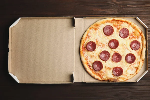 Sabrosa Pizza Pepperoni Caja Cartón Sobre Mesa Madera Vista Superior — Foto de Stock