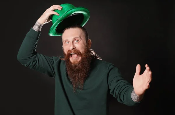 Baard Man Met Groene Hoed Zwarte Achtergrond Patrick Day Viering — Stockfoto