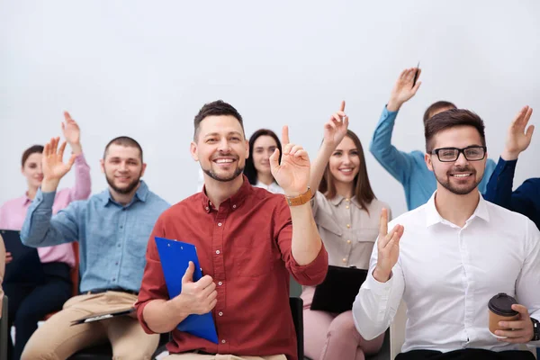 Pessoas Levantando Mãos Para Fazer Perguntas Treinamento Negócios Fundo Branco — Fotografia de Stock