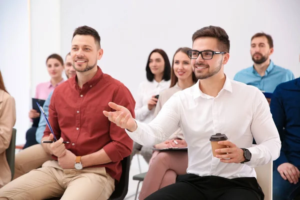 Joven Haciendo Preguntas Formación Negocios Interiores — Foto de Stock