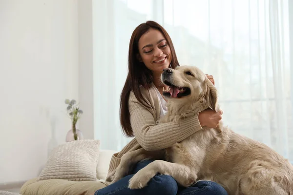 Ung Kvinde Hendes Golden Retriever Derhjemme Nuttet Kæledyr - Stock-foto