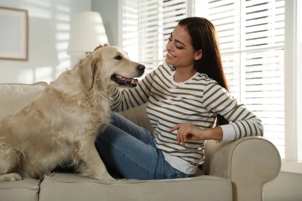 Jonge Vrouw Haar Golden Retriever Bank Thuis Schattig Huisdier — Stockfoto