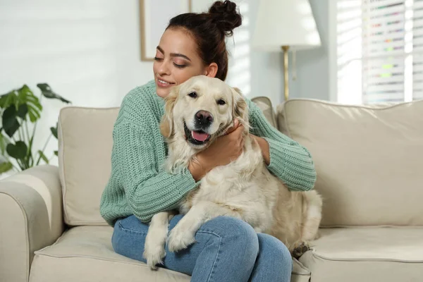 Jonge Vrouw Haar Golden Retriever Bank Thuis Schattig Huisdier — Stockfoto