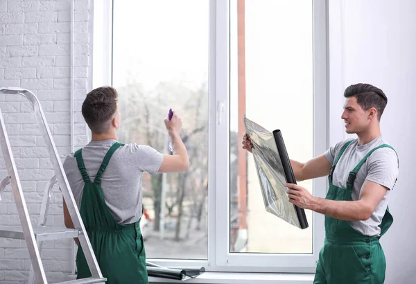 Professionella Arbetare Färgning Fönster Med Folie Inomhus — Stockfoto