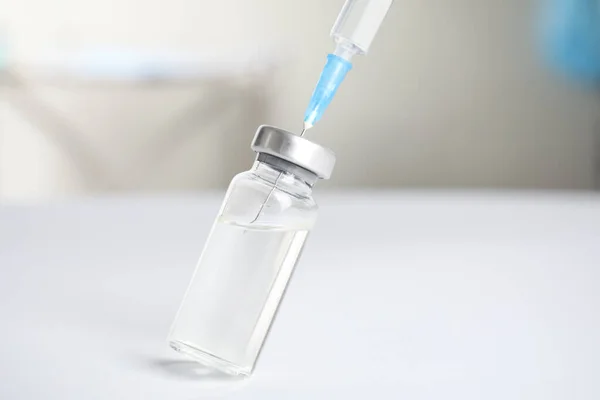 Fläschchen Und Spritze Auf Verschwommenem Hintergrund Impfung Und Immunisierung — Stockfoto