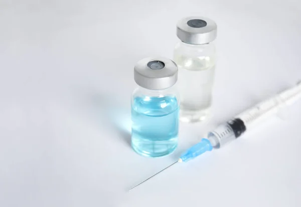 Vials Und Spritze Auf Hellem Hintergrund Impfung Und Immunisierung — Stockfoto