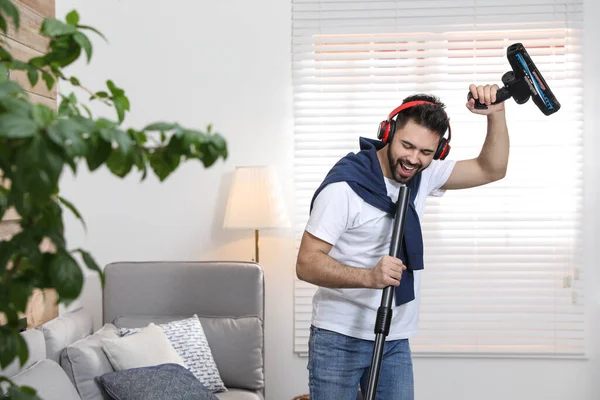 Jovem Divertindo Enquanto Aspira Casa — Fotografia de Stock