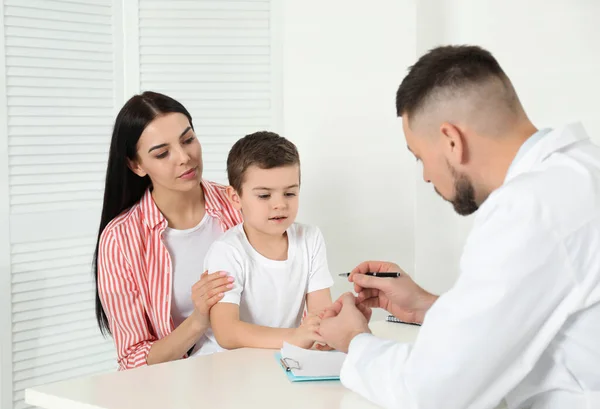 Kleine Jongen Met Moeder Bezoek Bij Orthopeed Kliniek — Stockfoto