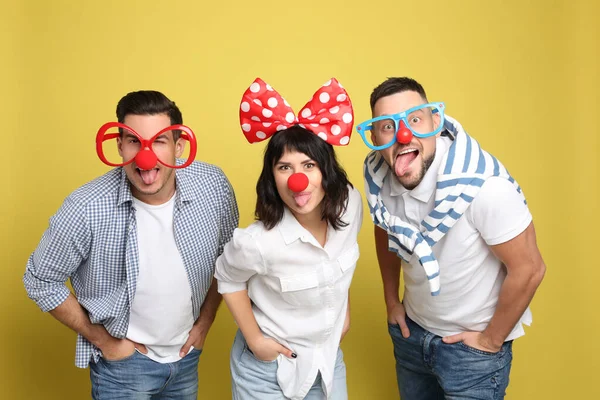 Grupo Amigos Com Acessórios Engraçados Fundo Amarelo Dia Tolo Abril — Fotografia de Stock