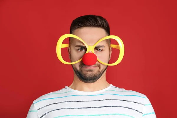 Jeune Homme Émotionnel Avec Des Lunettes Fête Nez Clown Sur — Photo