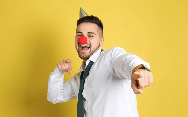 Jeune Homme Émotionnel Avec Chapeau Fête Nez Clown Sur Fond — Photo