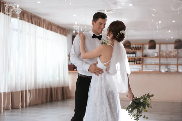 Mutlu Yeni Evli Çift Şenlik Salonunda Dans Ediyor — Stok fotoğraf