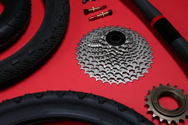 一套不同的自行车工具和红色背景零件 — 图库照片