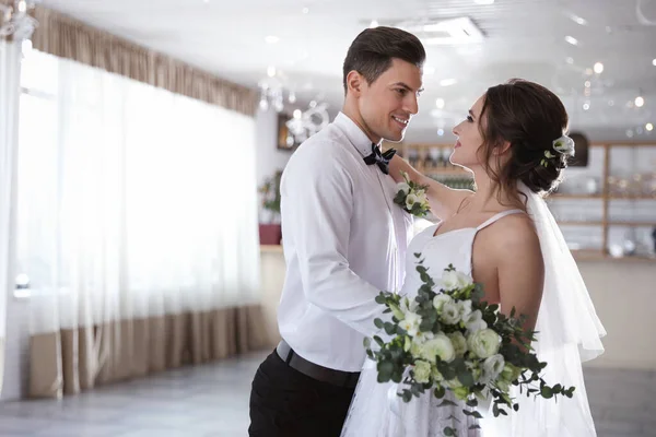 Joyeux Couple Jeunes Mariés Dansant Ensemble Dans Hall Fête — Photo