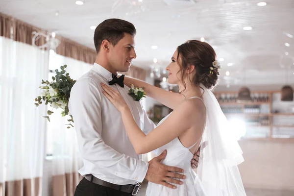 Šťastný Novomanželský Pár Tančí Společně Slavnostním Sále — Stock fotografie