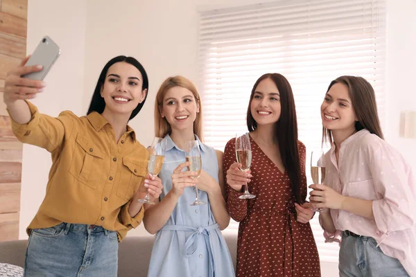 Vackra Unga Damer Med Champagne Tar Selfie Hemma Kvinnodagen — Stockfoto
