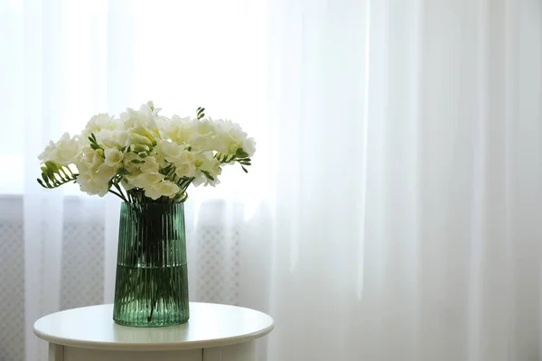 Piękny Bukiet Świeżych Kwiatów Freesia Stole Pomieszczeniach Miejsce Tekst — Zdjęcie stockowe