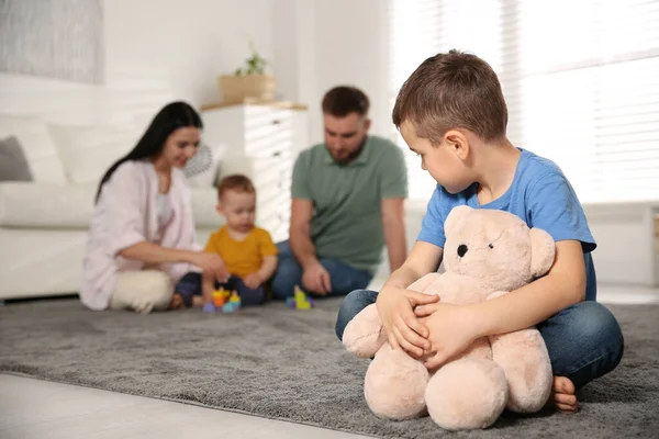 Niño Infeliz Sintiéndose Celoso Mientras Los Padres Pasan Tiempo Con — Foto de Stock