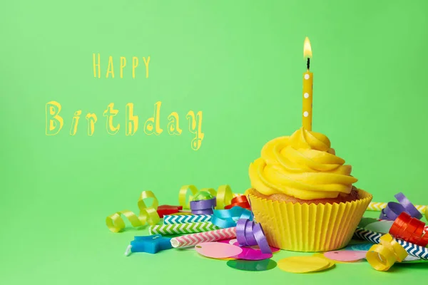 Heerlijke Cupcake Met Brandende Kaars Tekst Gelukkige Verjaardag Groene Achtergrond — Stockfoto