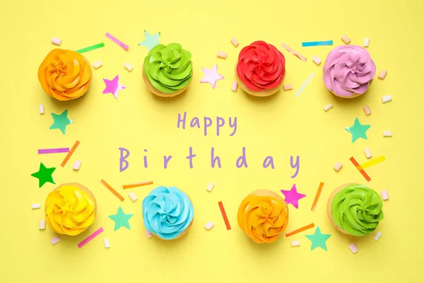 Heerlijke Cupcakes Tekst Gelukkige Verjaardag Gele Achtergrond Platte Lay — Stockfoto
