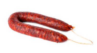 Beyaz zemin üzerine lezzetli sosis. Et ürün