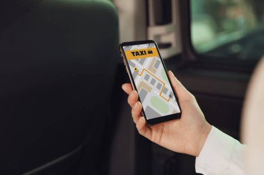 Taksi durağında cep telefonu olan kadın, yakın plan.