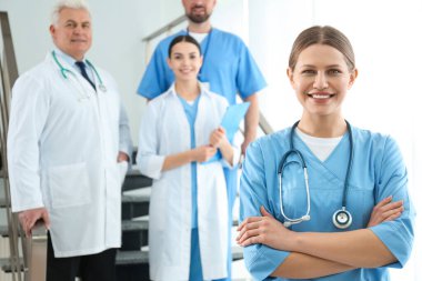 Genç doktor ve iş arkadaşları hastanede. Tıbbi hizmet