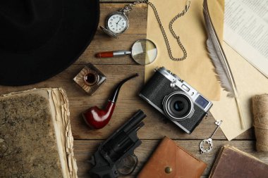 Ahşap arka planda farklı vintage eşyalar içeren kompozisyon. Dedektif düzeni.
