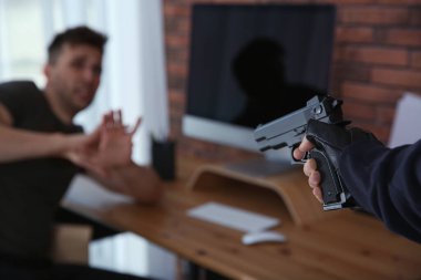 Adam kurbanını silahla içeri sokup, yakın plan çekmiş. Tehlikeli suçlu.