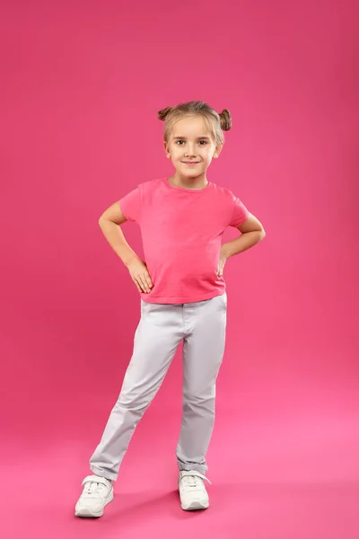 Carino Bambina Posa Sfondo Rosa — Foto Stock
