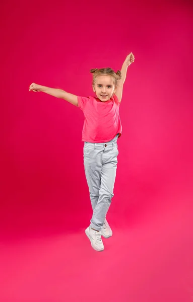Cute Little Girl Skoków Różowym Tle — Zdjęcie stockowe
