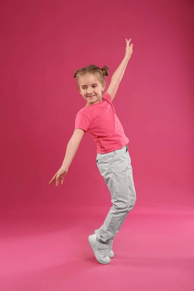 Menina Bonito Posando Fundo Rosa — Fotografia de Stock