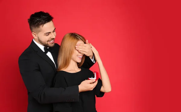 Homem Com Anel Noivado Fazer Pedido Casamento Namorada Fundo Vermelho — Fotografia de Stock