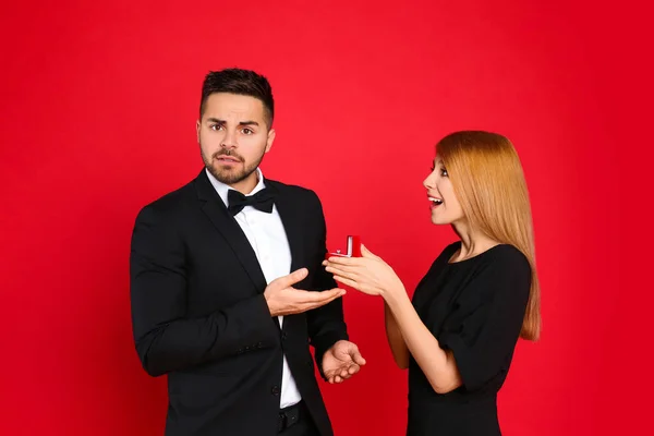 Jovem Com Anel Noivado Fazendo Proposta Casamento Com Seu Namorado — Fotografia de Stock
